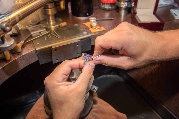 Confiez vos trésors à notre atelier expert sur place.